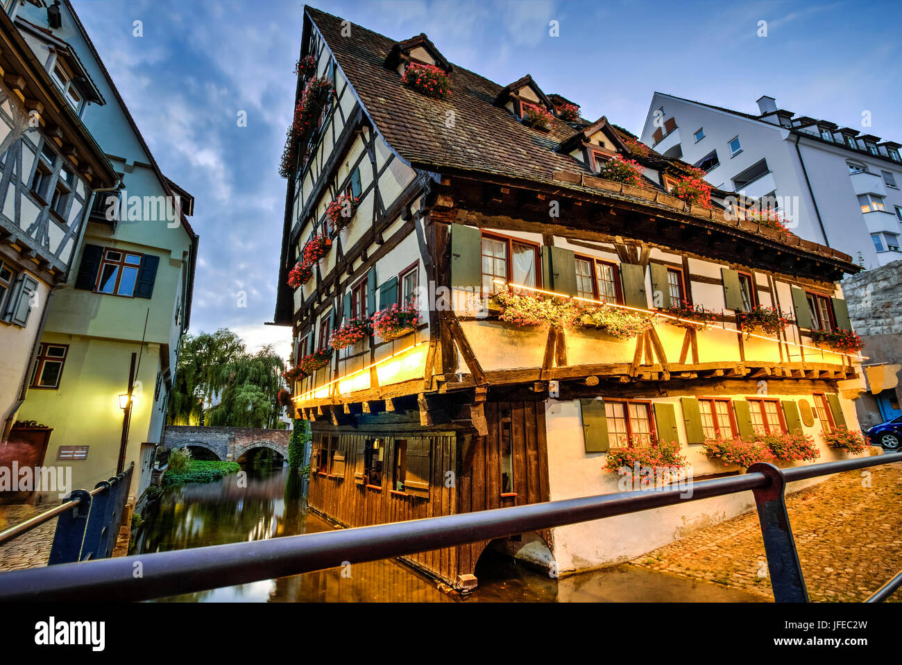 Vecchia casa e street a Ulm in Germania Foto Stock