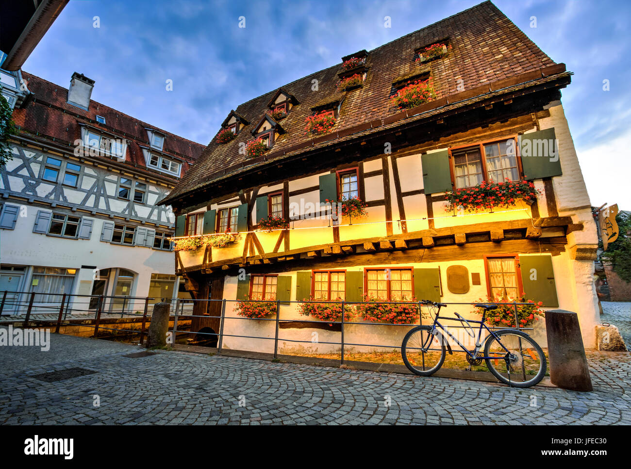 Vecchia casa e street a Ulm in Germania Foto Stock