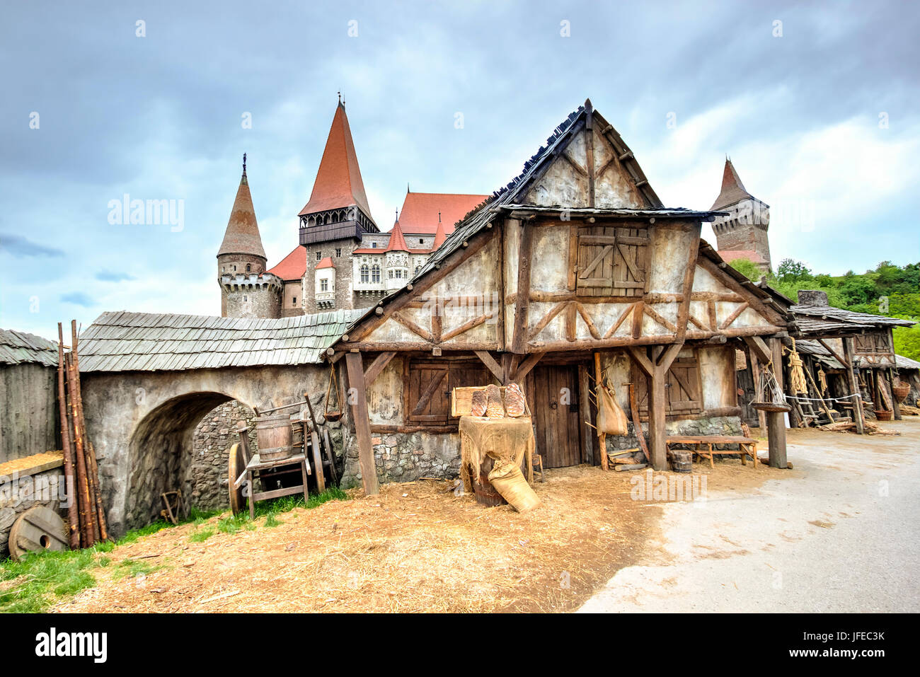 Casa medioevale nella parte anteriore di un castello medievale. Il Corvin castello in Romania Foto Stock