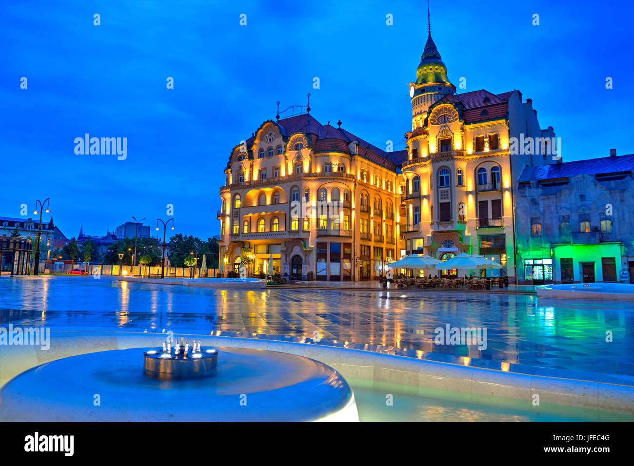 Union Square (Piata Unirii) visto al blue ora in Oradea, Romania Foto Stock