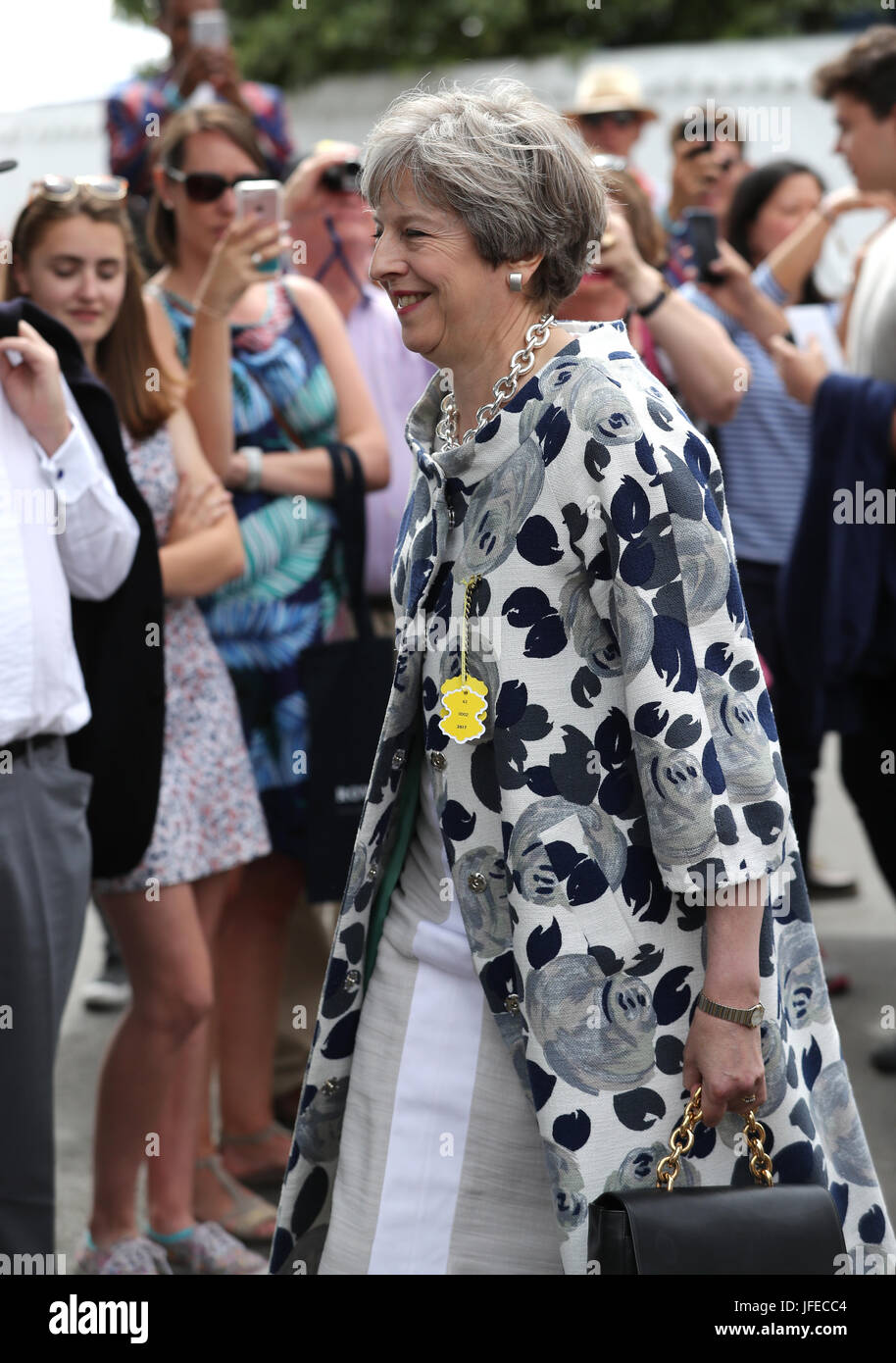 Il primo ministro Theresa Maggio lascia i commissari' involucro durante il giorno tre del 2017 Henley Royal Regatta accanto al fiume Tamigi. Foto Stock