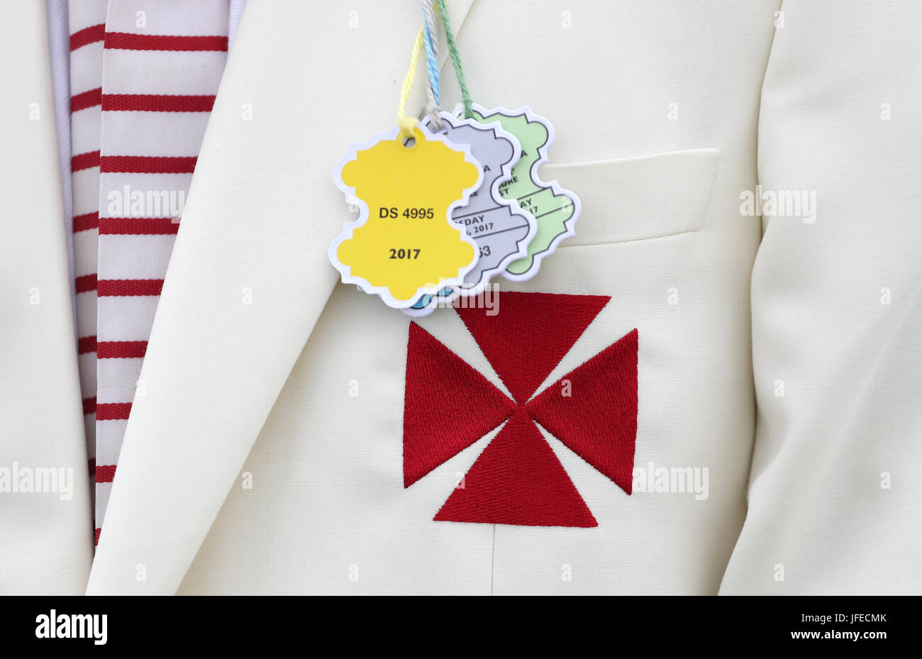 Il club di badge Radley College su una camicia durante il giorno tre del 2017 Henley Royal Regatta accanto al fiume Tamigi. Foto Stock