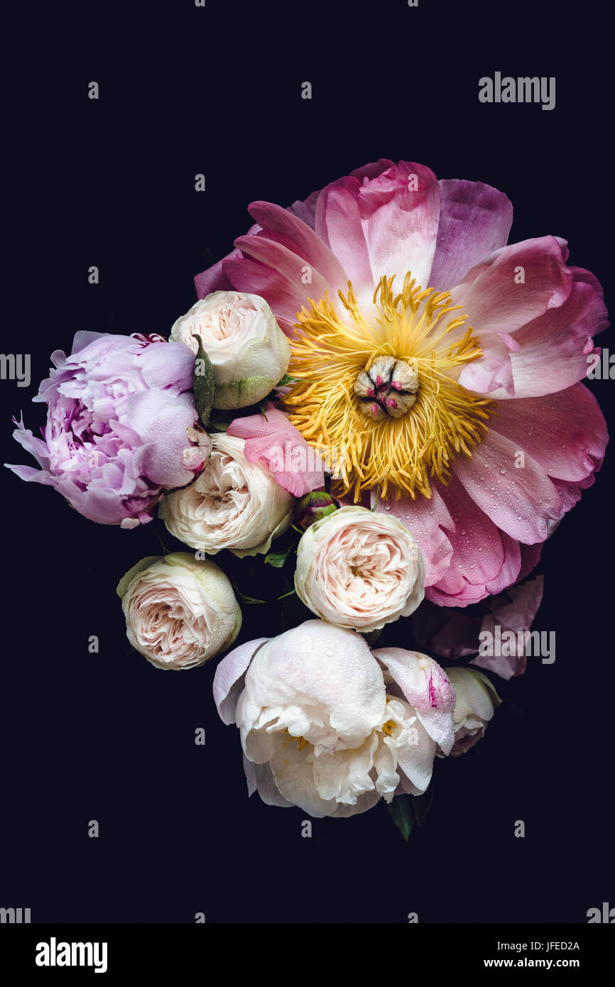 Le Peonie e le rose bouquet. Shabby chic color pastello Bouquet nozze. Vista ingrandita, il fuoco selettivo Foto Stock