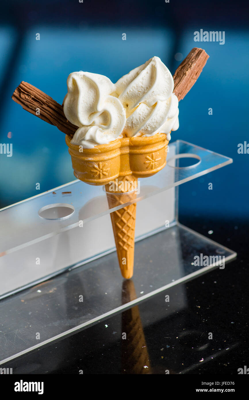 Regno Unito Estate trattare: un 99 doppia panna montata morbida Icecream cornet con due scaglie di cioccolato Foto Stock