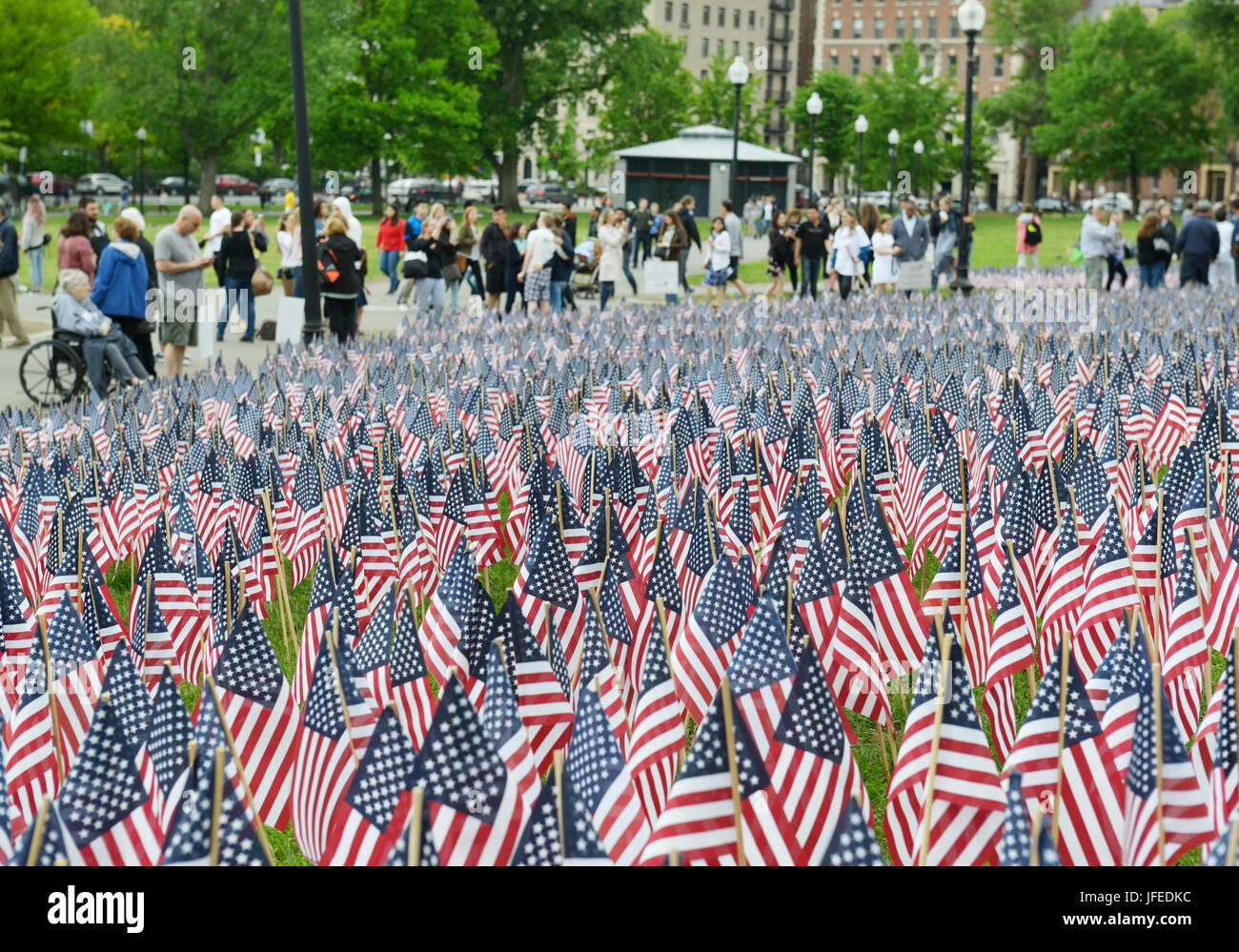 Le persone che visualizzano bandierine americane piantate in memoria dei soldati, Memorial Day, Boston, MA Foto Stock