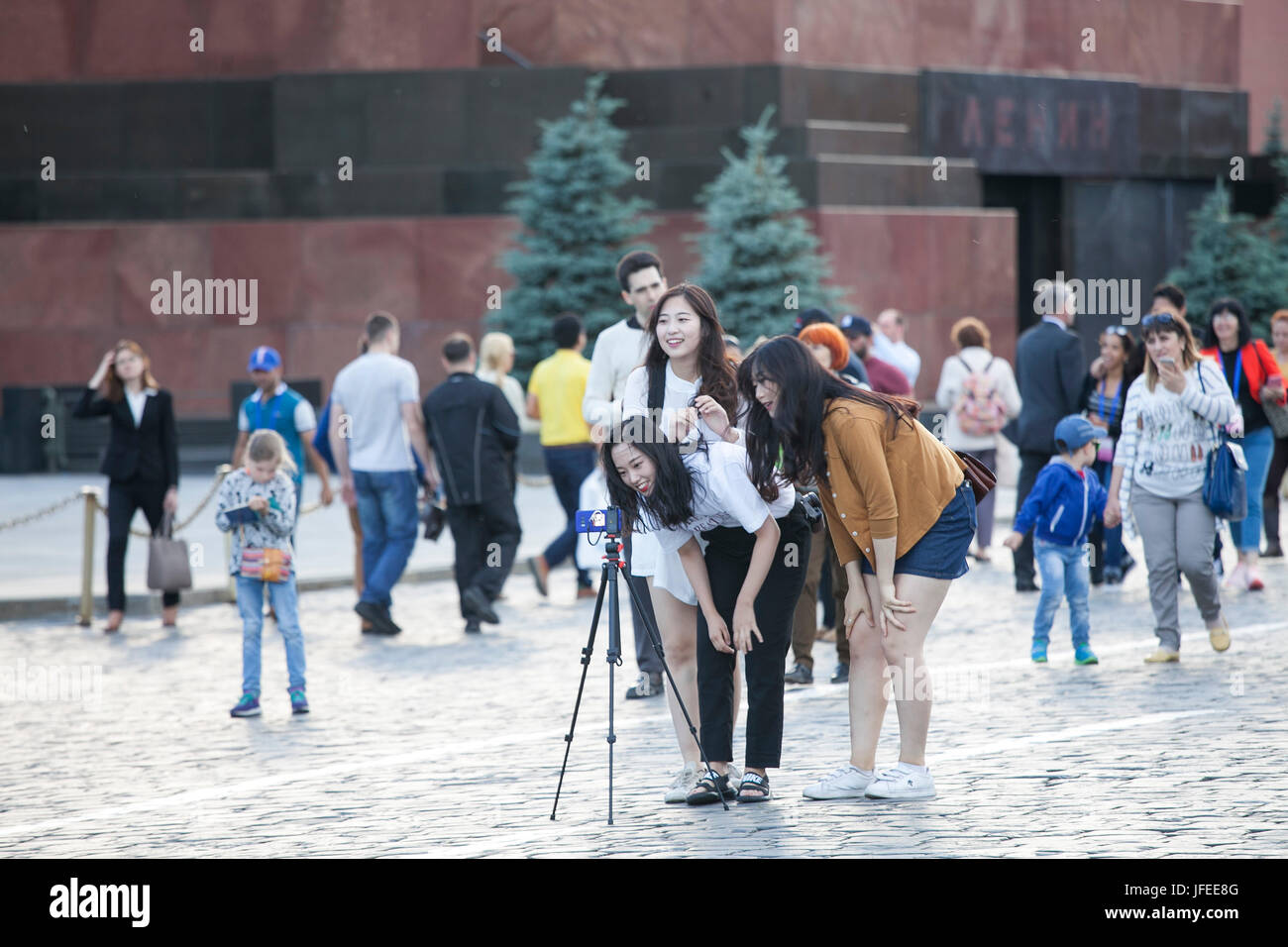 Mosca, Russia - 23 Giugno 2017: turisti asiatici mettere un cavalletto sulla Piazza Rossa e girare un video. Foto Stock