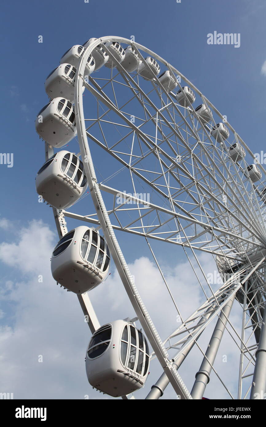 Ruota panoramica Ferris contro un profondo cielo blu Foto Stock