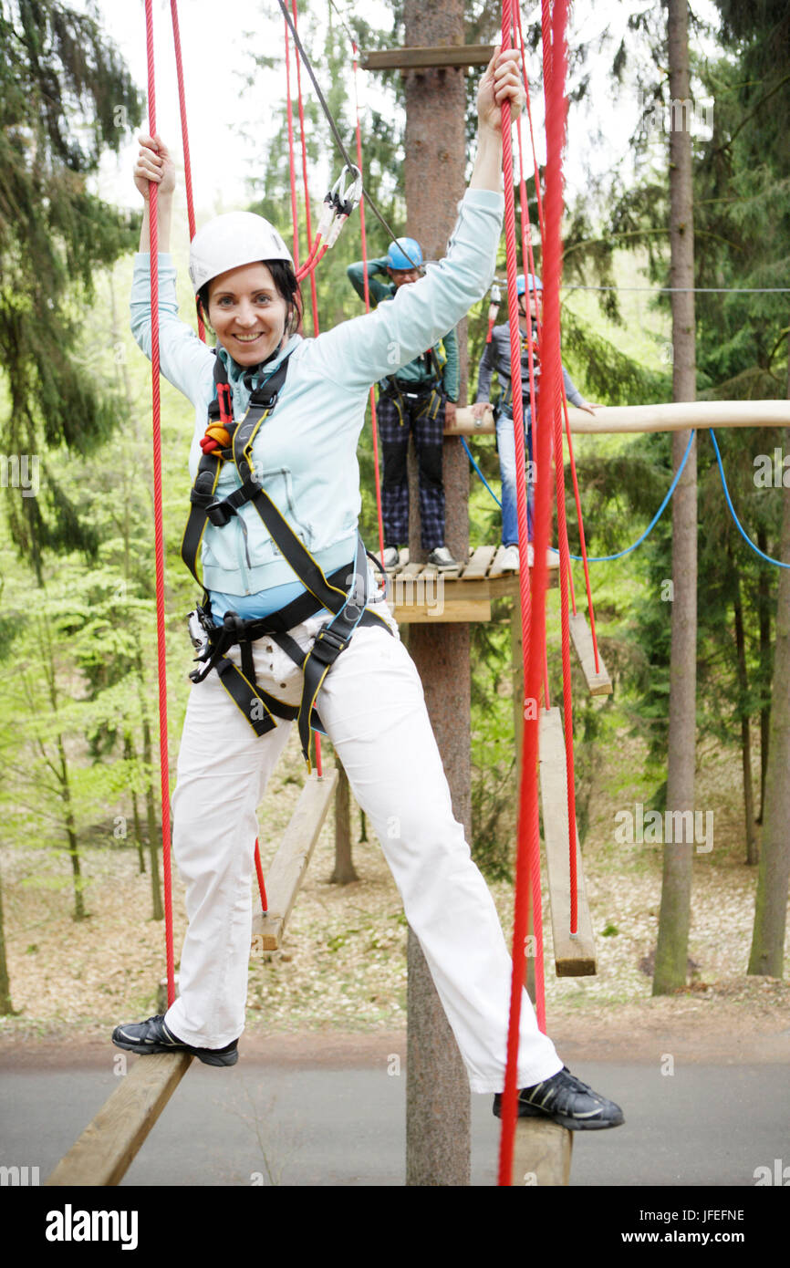 39 anno-vecchio donna, climbing park, Svat ý Linhart, Karlsbad, Cechia, Europa Foto Stock