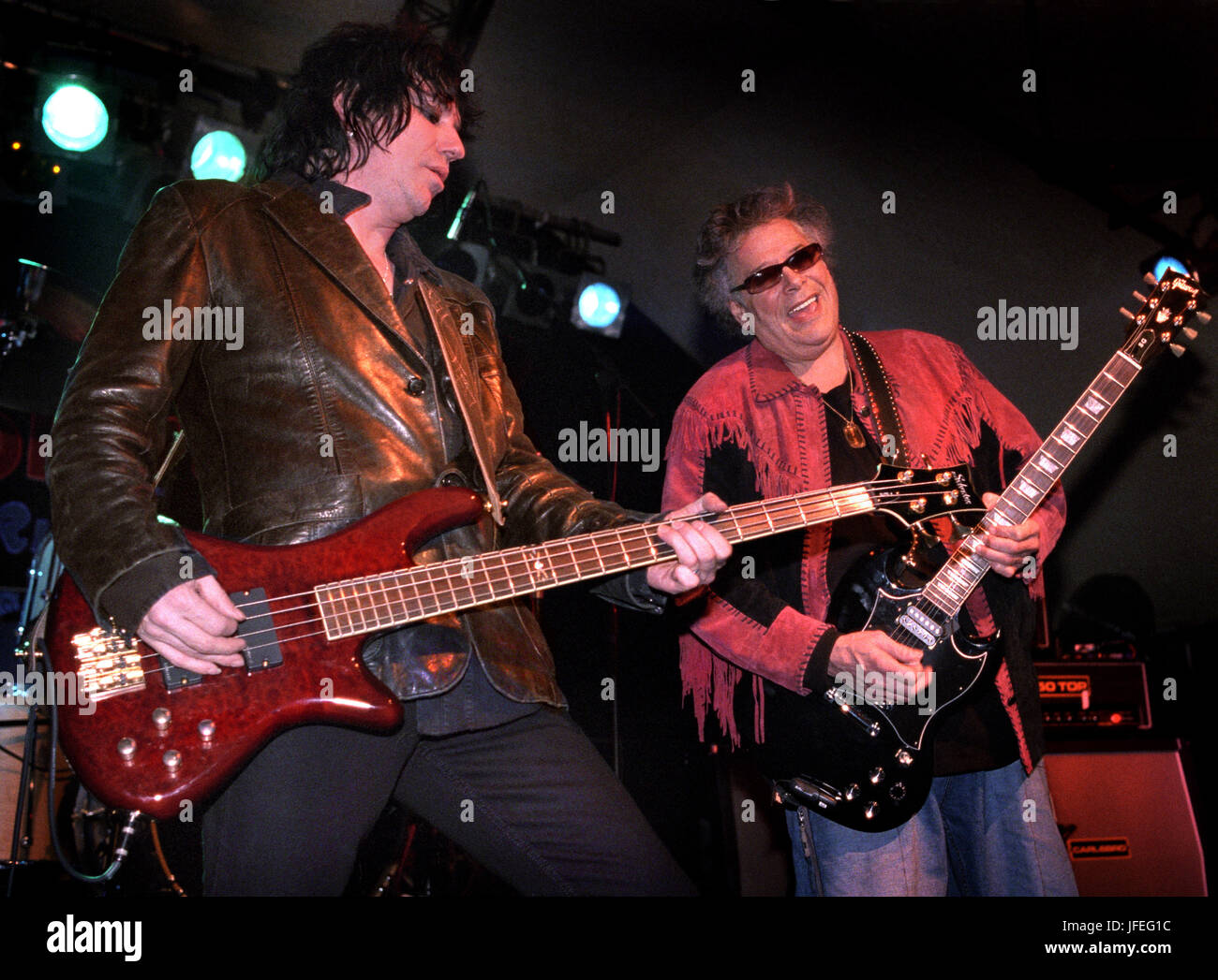 Noi rock band Mountain eseguire a Robin2 club, Bilston, Wolverhampton, Regno Unito nel 2005. Fondatore di banda Leslie West chitarrista (destra), ed il bassista Richie Scarlett (sinistra). Foto Stock