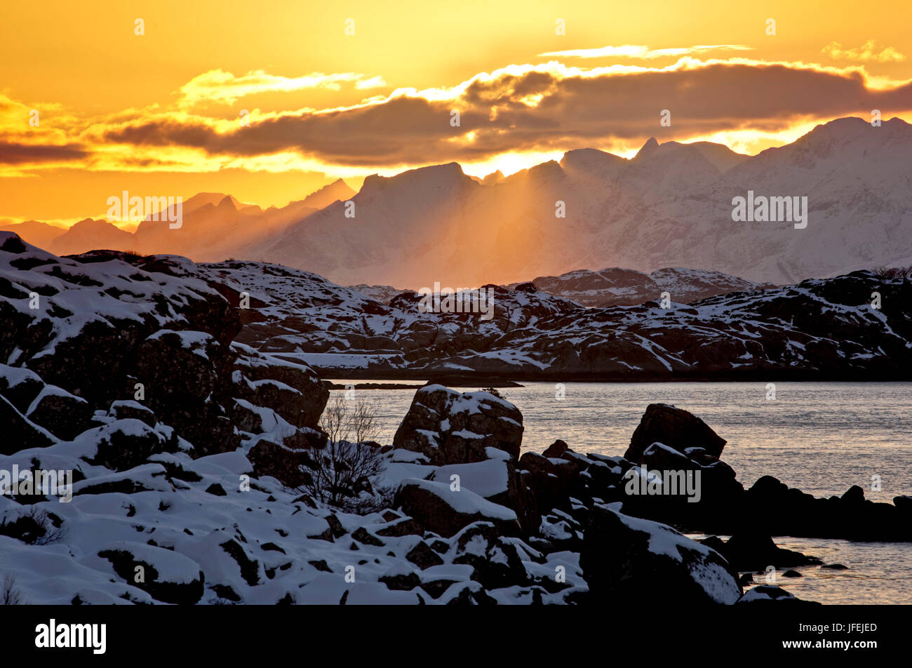 Norvegia Lofoten, Vestvagoya, fiordo, costa, vicino Ballstad Foto Stock