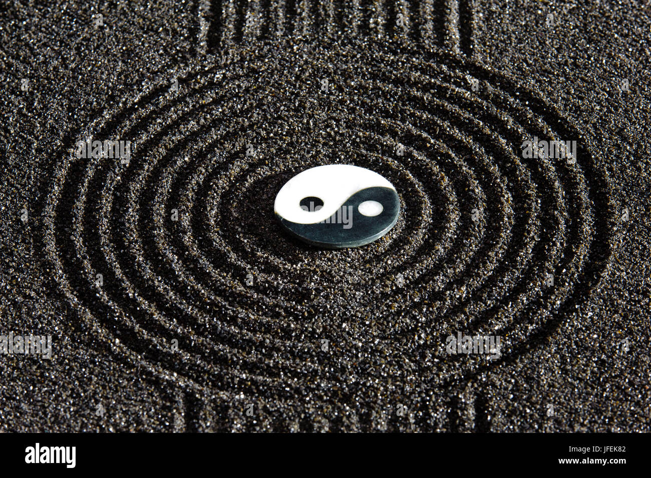 Giapponese giardino zen, sabbia nera, yin e yang stone Foto Stock