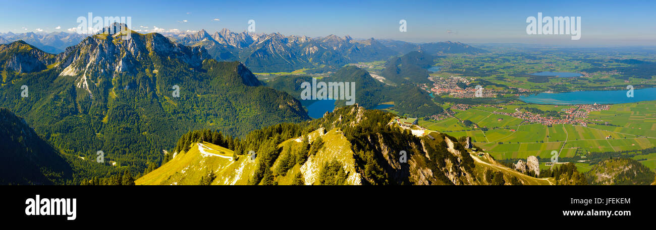 Panorama paesaggio della regione di Allgäu vicino a Füssen nel Forggensee nel bordo delle alpi Foto Stock