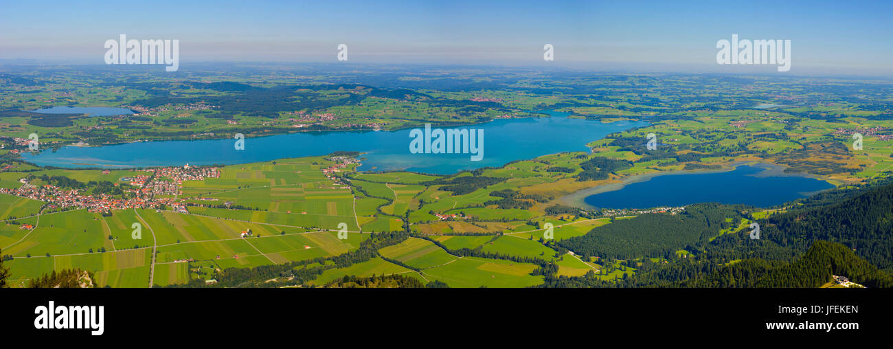 Forggensee e la magia del lago di legno con luogo Schwangau in Algovia con chiara visione, dal terminale superiore Tegelbergbahn Foto Stock