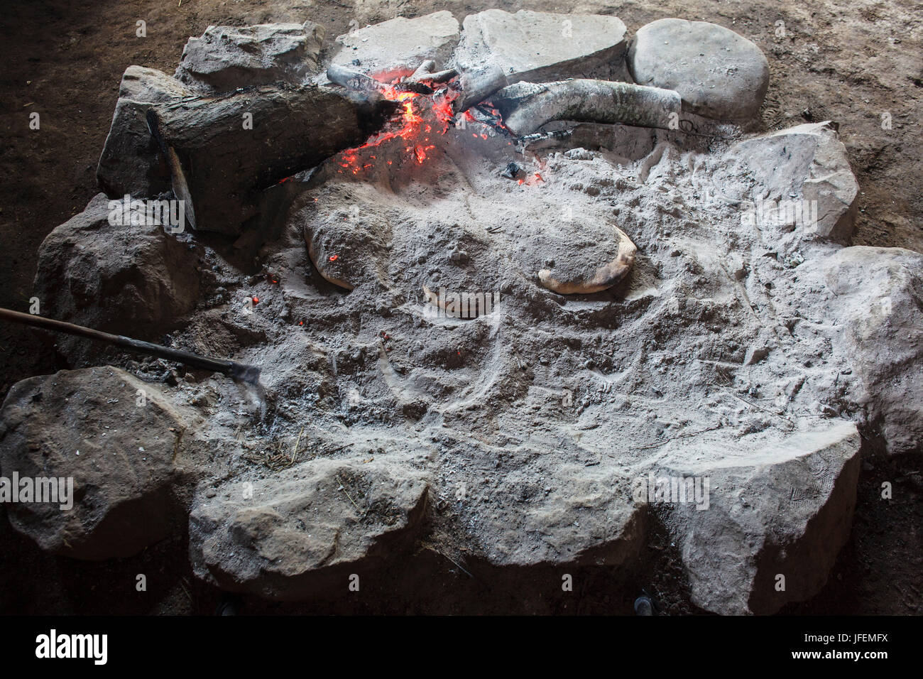 Il Cile, Araucania, Alto bio bio, Mapuche, cuocere il pane, camino, frassino, Foto Stock