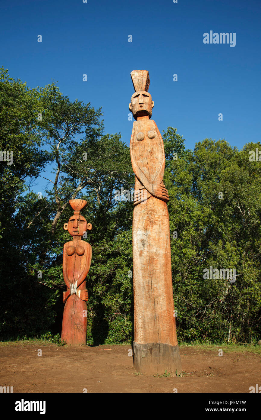 Il Cile, Araucania, Temuco, Mapuche, preghiera Nguillatan campo, rituale figure Foto Stock