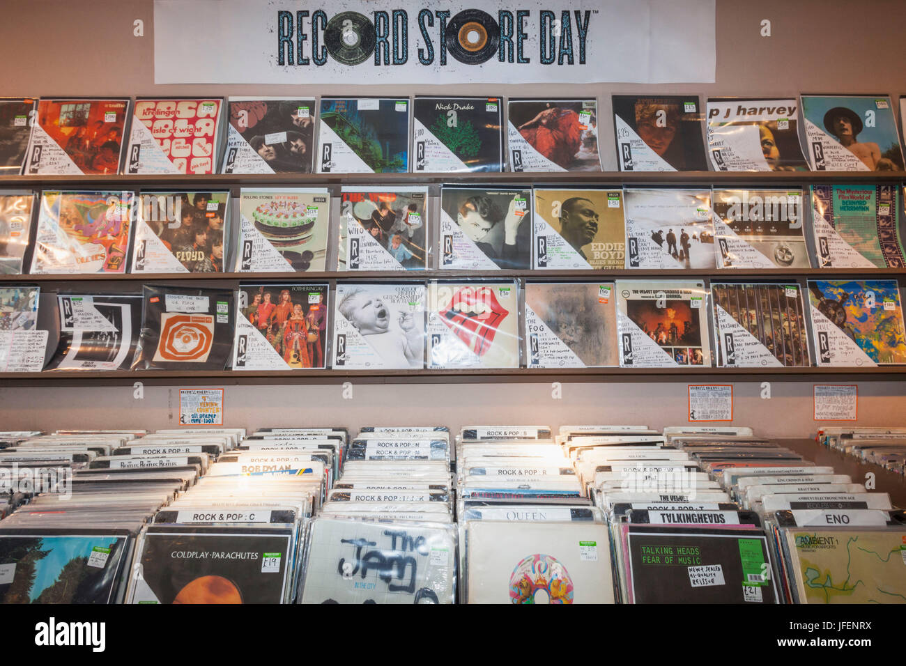 Inghilterra, Londra, Soho, Berwick Street, record del mondo Shop giorno, annata record Shop Interno Foto Stock
