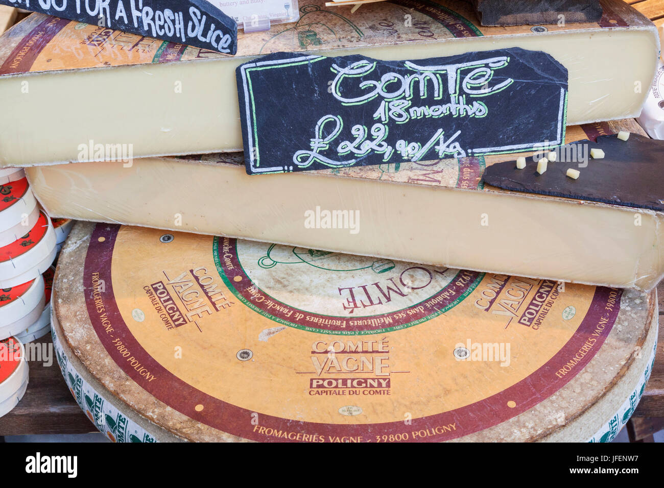 Inghilterra, Londra, Southwark, Borough Market, Display di formaggio Foto Stock