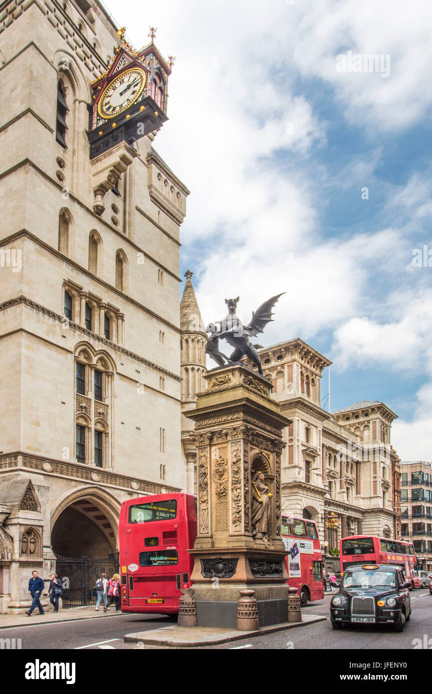Regno Unito, Londra city, Fleet Street, il Drago di Fleet Street, Corte di giustizia Tower, Foto Stock
