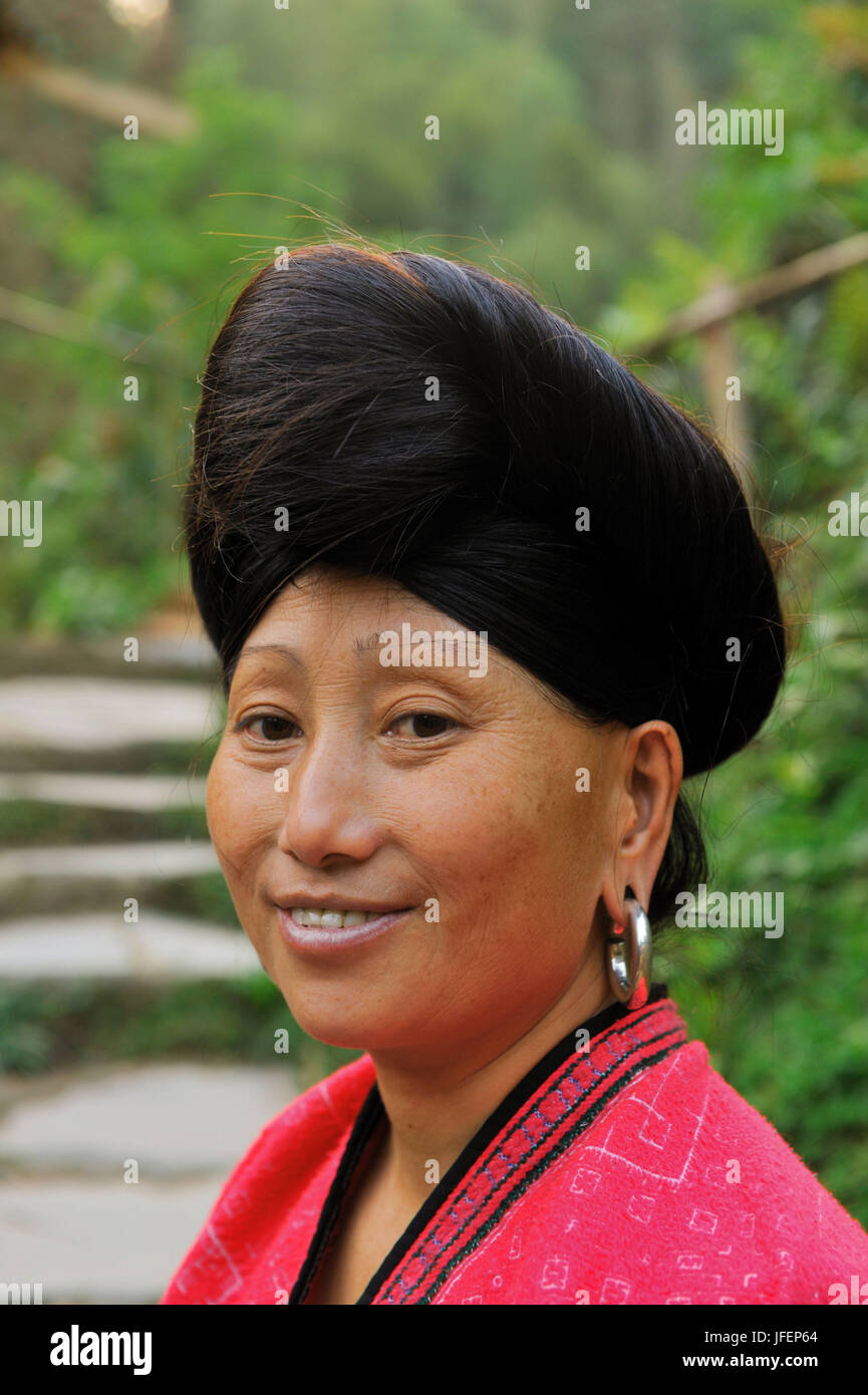 Cina, provincia di Guangxi, aera Longsheng, eseguire il ping di un villaggio, rosso minoranza Yao Foto Stock