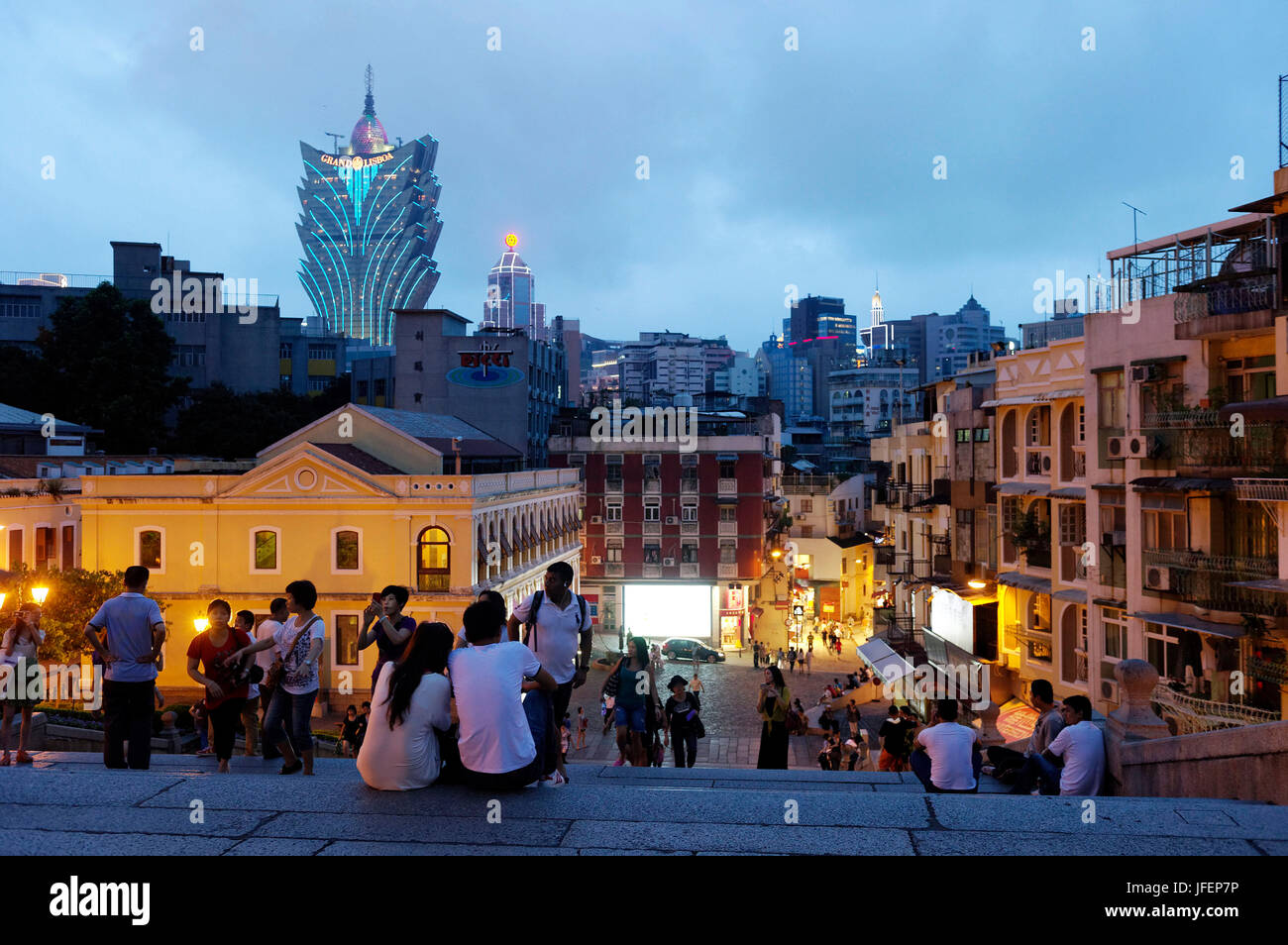 Cina, Macao, centro storico, patrimonio mondiale dell UNESCO, rua de Sao Paulo e Grand Lisboa Casino Hotel Foto Stock