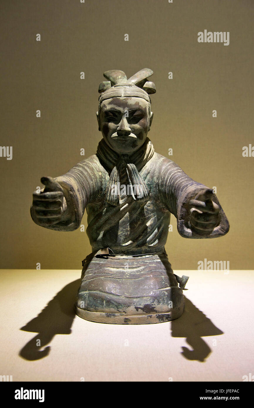 Cina, provincia di Shaanxi, Xi'an, Shaanxi History Museum, Bronzo Auriga (riproduzione), dinastia Qin, 221-206 A.C. Foto Stock
