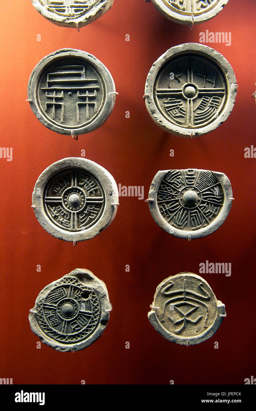 Cina, provincia di Shaanxi, Xi'an, Shaanxi History Museum, con piastrelle di estremità con caratteri, Dinastia Han, 206BC-AD 220 Foto Stock