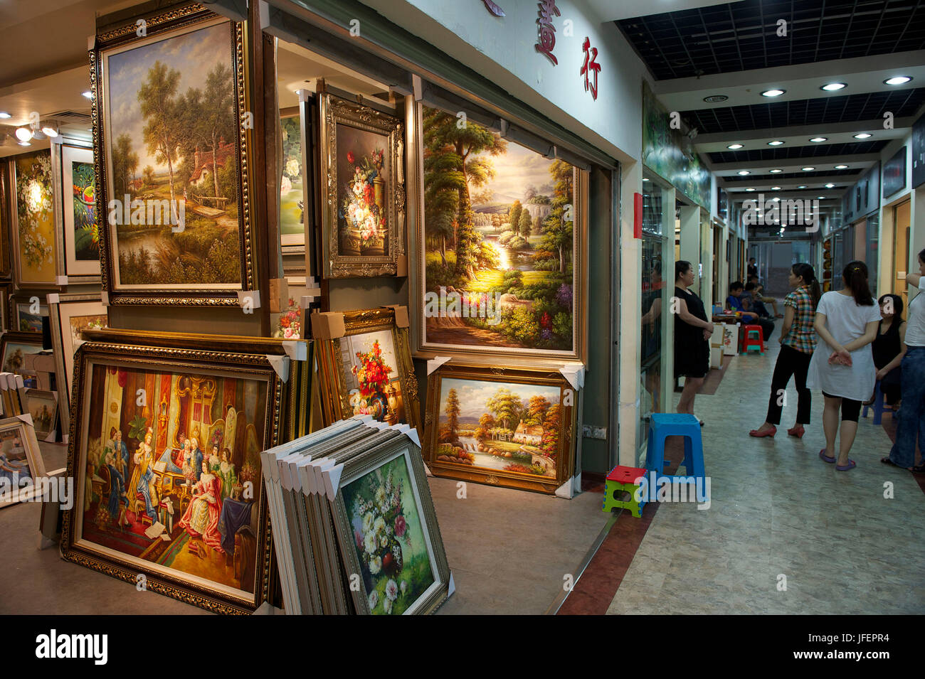 La Cina, nella provincia di Guangdong, Shenzhen, distretto di Dafen, pittura ad olio village Foto Stock