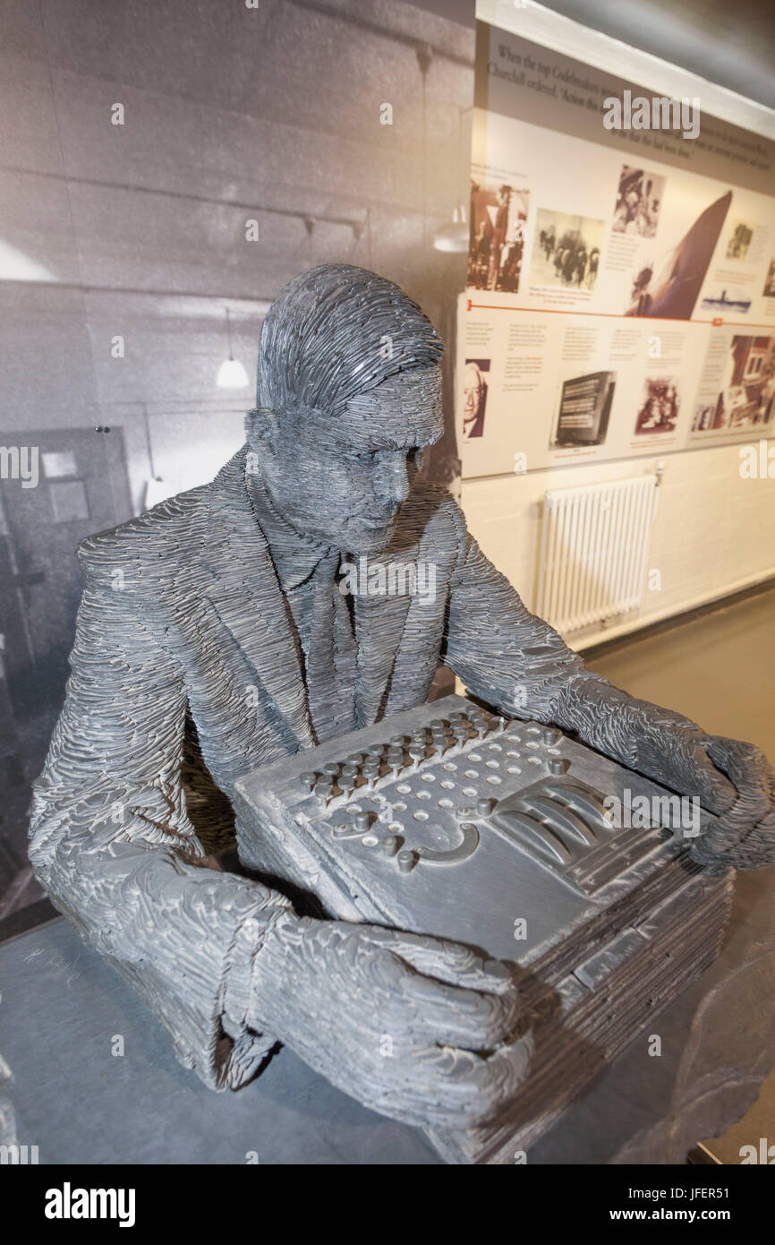 Inghilterra, Buckinghamshire, Bletchley, Bletchley Park, Alan Turing statua Foto Stock