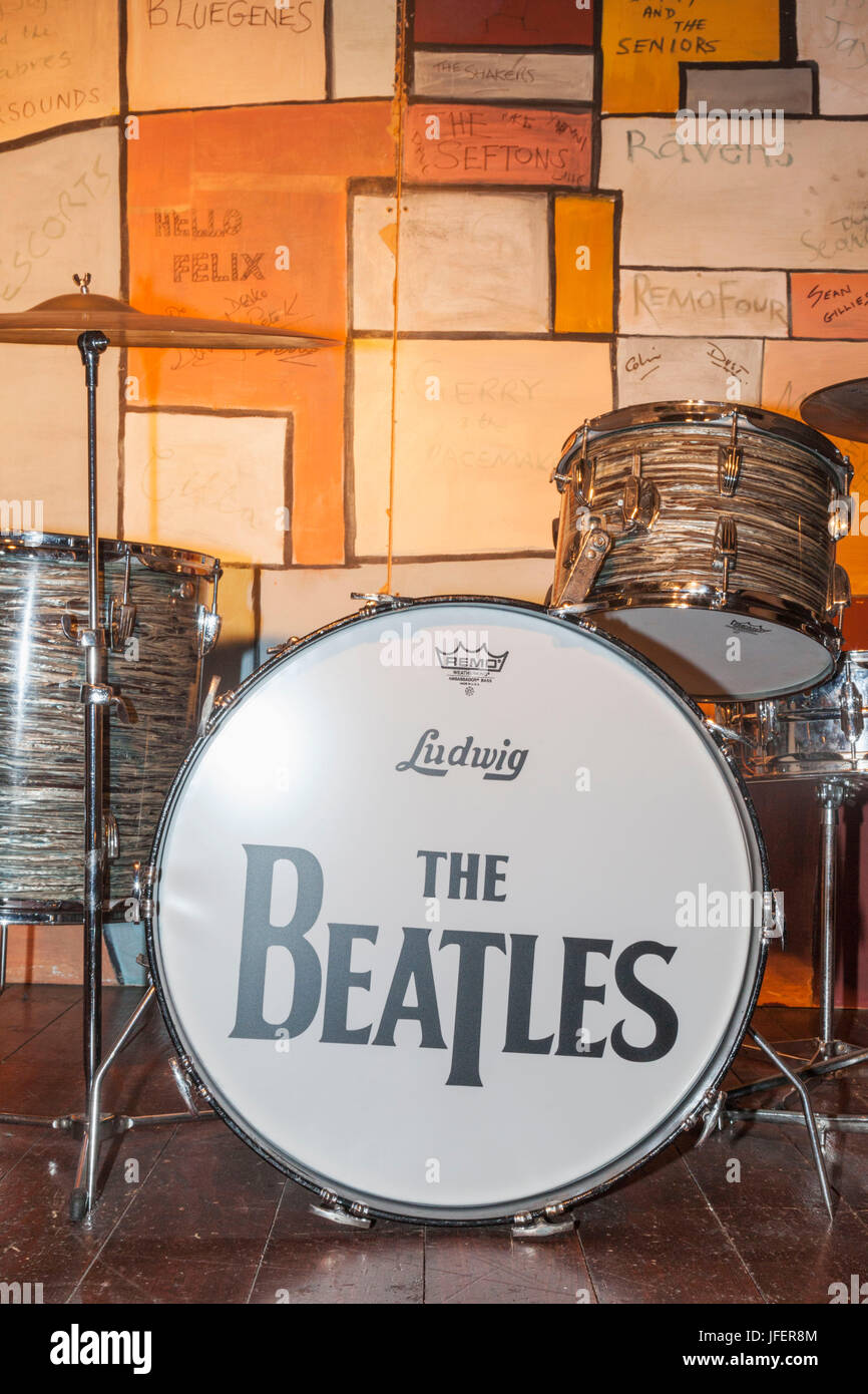 Inghilterra, Merseyside, Liverpool, Albert Dock, il Beatles Story, presentano interni di Drum Kit in ricreato Cavern Club Stage Foto Stock