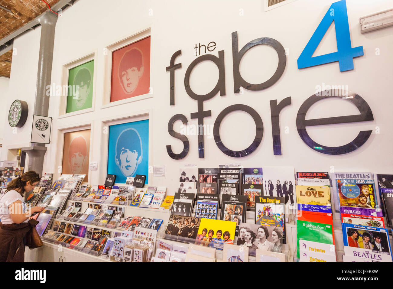 Inghilterra, Merseyside, Liverpool, Albert Dock, il Beatles Story, il Fab Four Store, Tourist Shopping Foto Stock