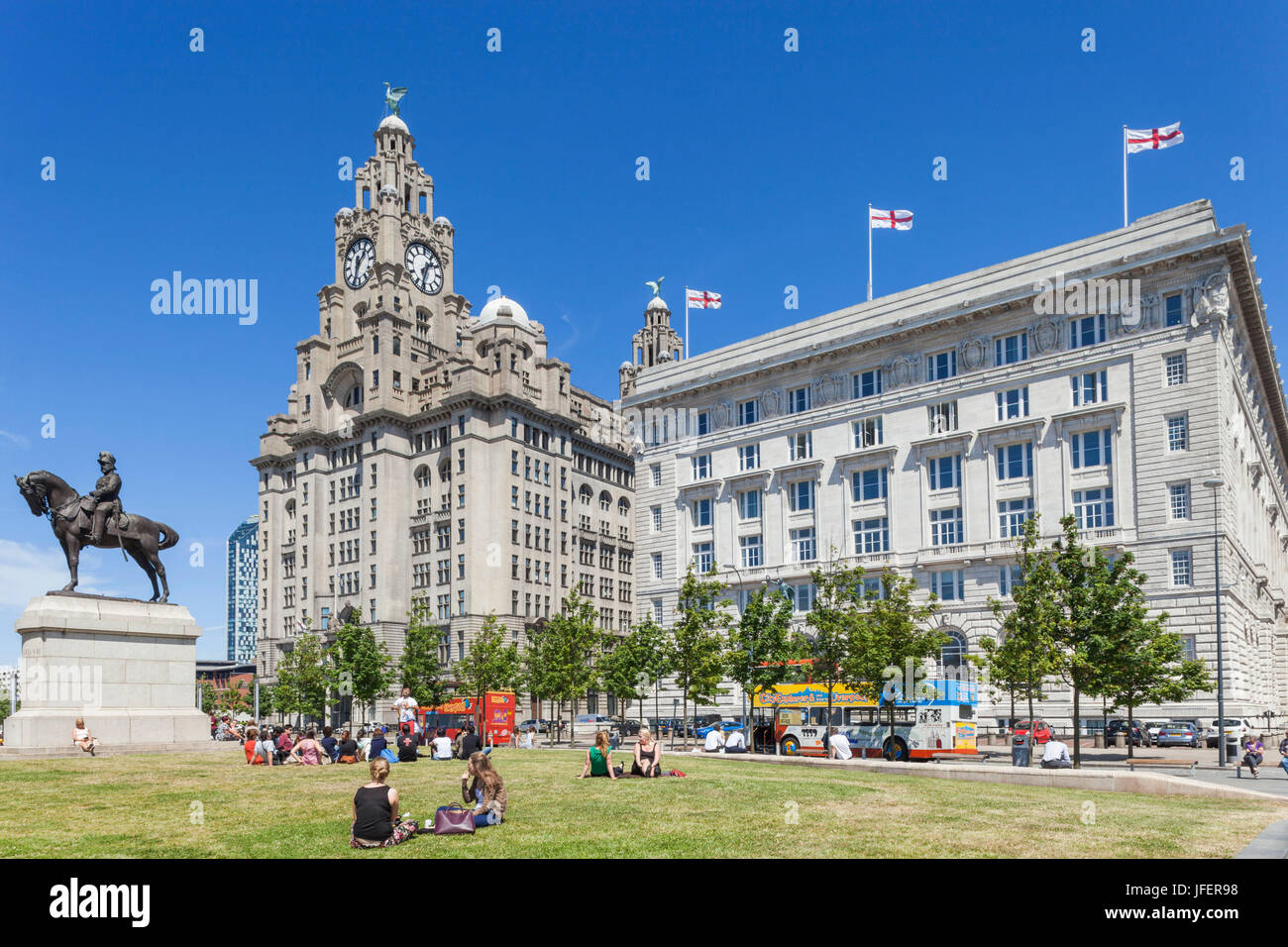 Inghilterra, Merseyside, Liverpool, Pier Head, il Royal Liver Building Foto Stock