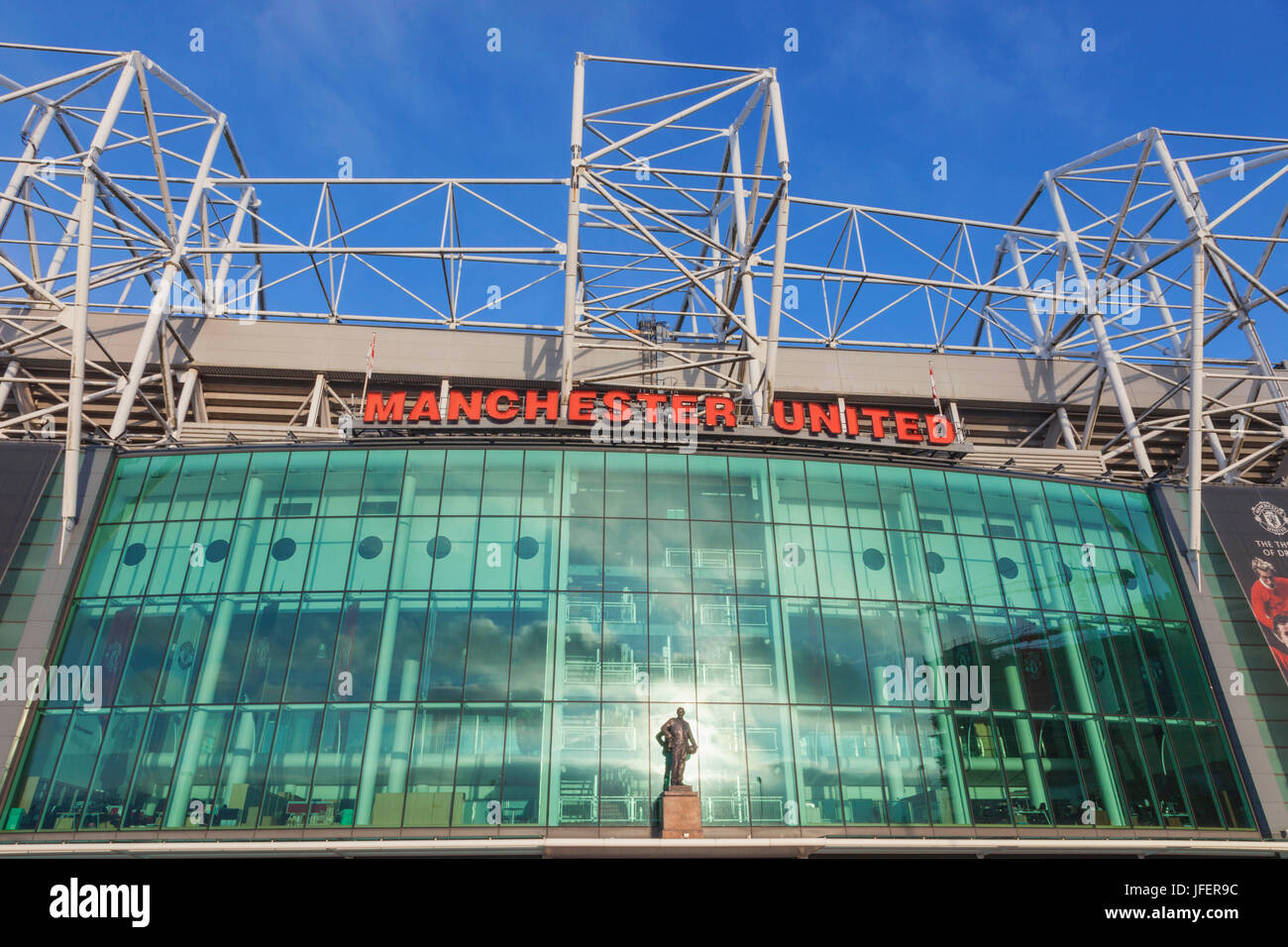Inghilterra, Manchester, Salford, Old Trafford Football Stadium e statua di Sir Matt Busby Foto Stock