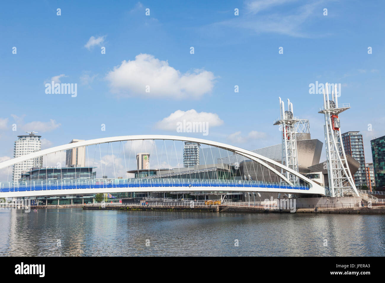 Inghilterra, Manchester, Salford, le banchine, Millenium Bridge di sollevamento e il Lowry e Media dello skyline della città Foto Stock