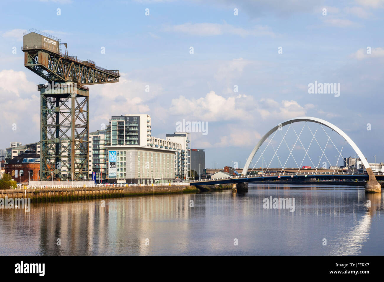 La Scozia, Glasgow, Clydebank, Finnieston gru e Clyde ponte ad arco Foto Stock