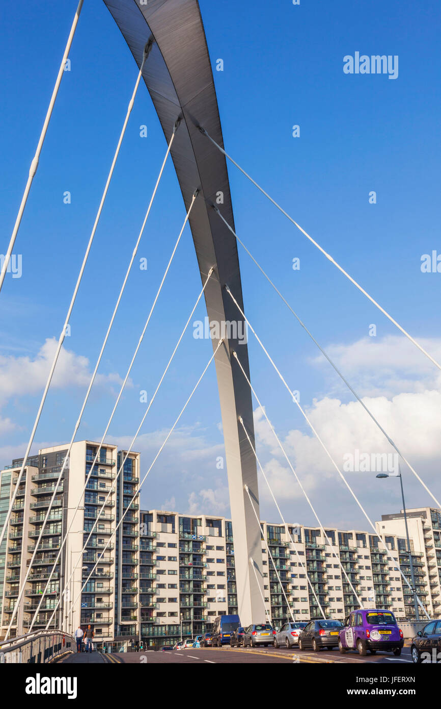 La Scozia, Glasgow, Clydebank, Clyde Arc Bridge e moderni appartamenti sul lungomare Foto Stock