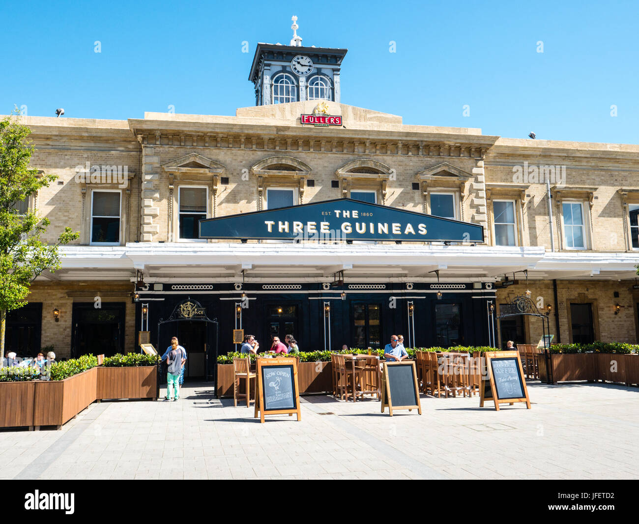 I Tre Guinea, Pub-Resturant, lettura della stazione ferroviaria di Reading, Berkshire, Inghilterra, Regno Unito, GB. Foto Stock