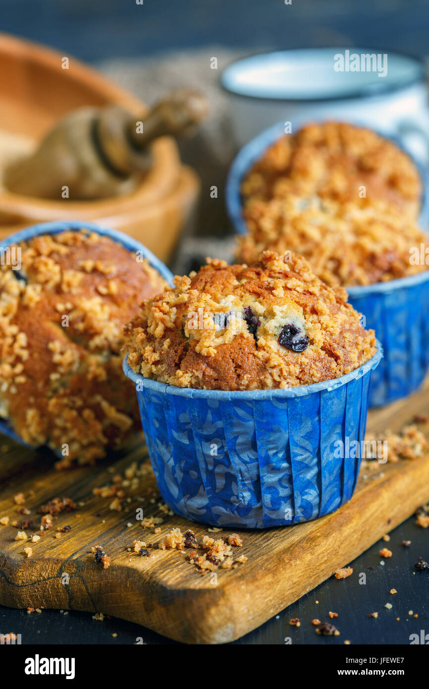 Muffin con ribes nero e shtreyzel. Foto Stock