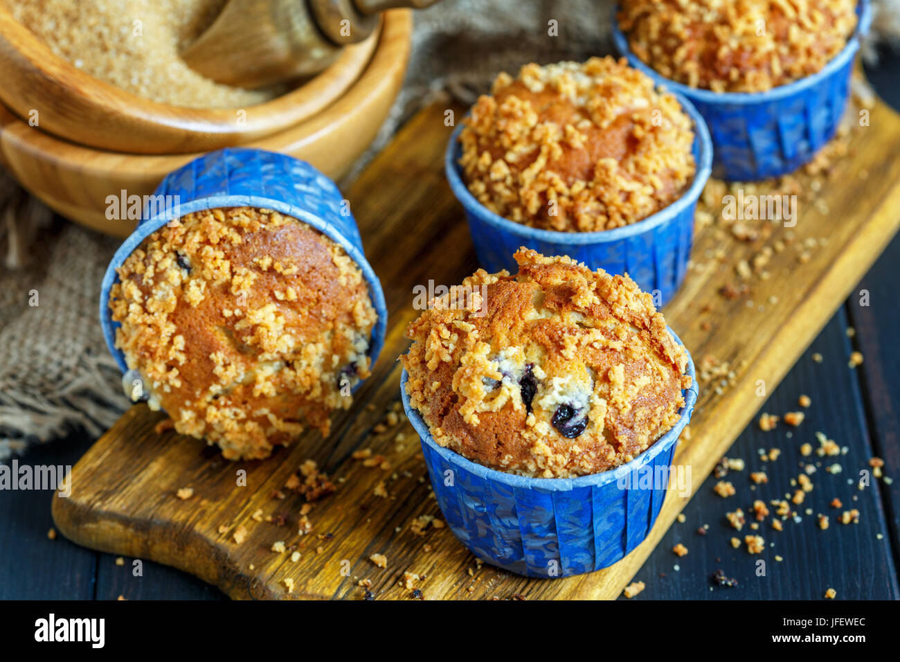 Muffin con shtreyzel su una vecchia scheda di taglio. Foto Stock