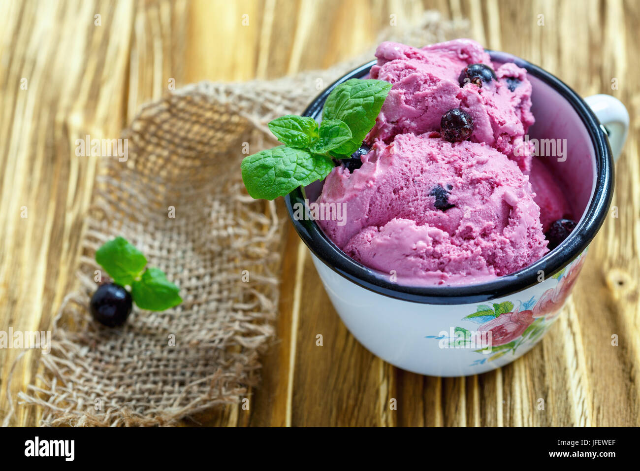 Coppa smaltato con fatti in casa berry ice cream. Foto Stock