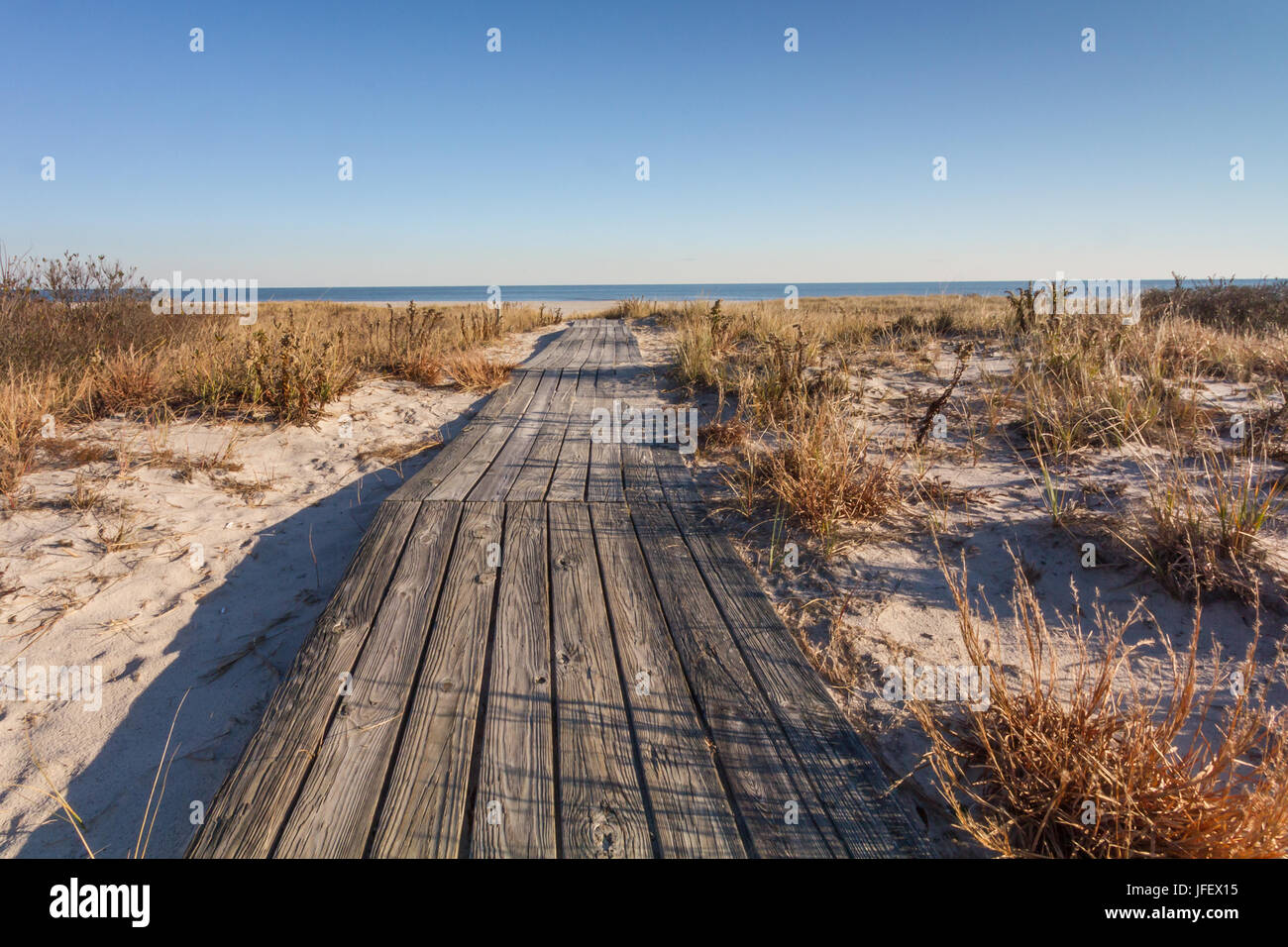 Pannelli di legno lungo un percorso che conduce alla spiaggia e l'oceano. Foto Stock