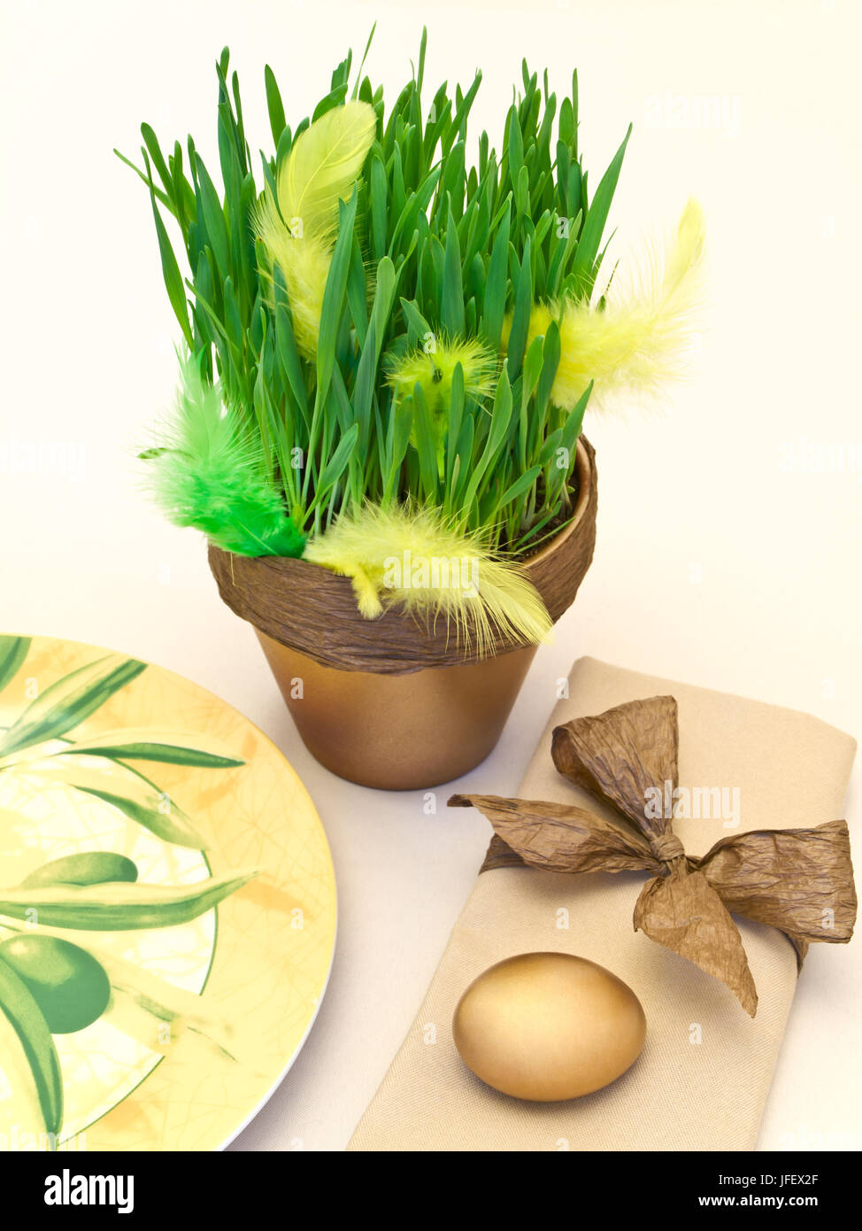 Tabella servendo con Golden Egg Foto Stock