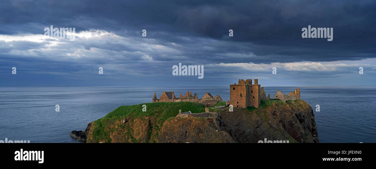 Minacciose nuvole scure sopra il castello di Dunnottar, rovinato fortezza medievale vicino a Stonehaven a picco sul mare lungo la costa del Mare del Nord, Aberdeenshire, Scozia Foto Stock