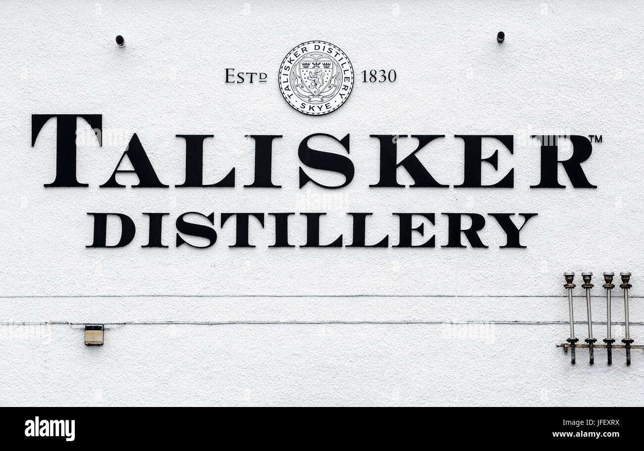 Talisker Distillery produrre single malt Scotch whisky in Carbost sull'Isola di Skye, Highlands scozzesi, Scotland, Regno Unito Foto Stock