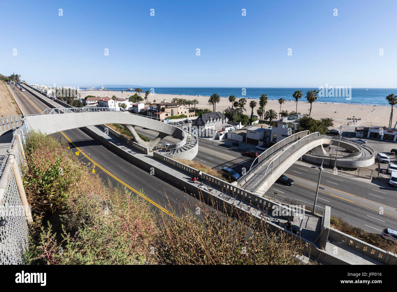 Santa Monica, California, Stati Uniti d'America - 26 Giugno 2017: recentemente completato in bicicletta e ponti pedonali sulla Pacific Coast Highway e la California includono. Foto Stock