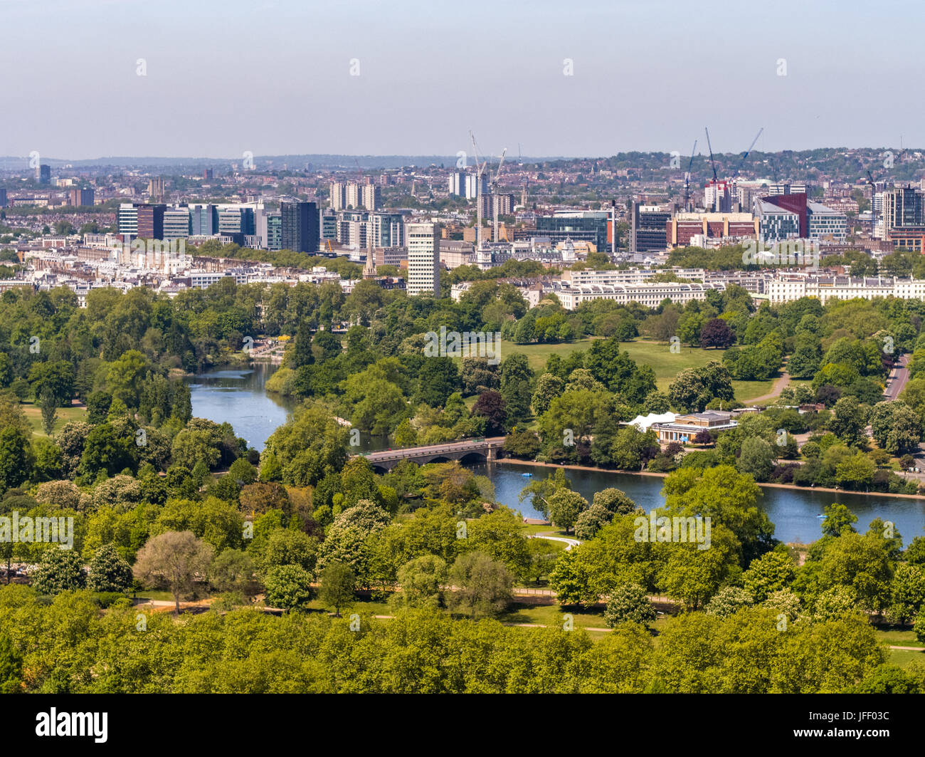 Vista aerea attraverso Hyde Park e il lago a serpentina in centro a Londra in Inghilterra Foto Stock