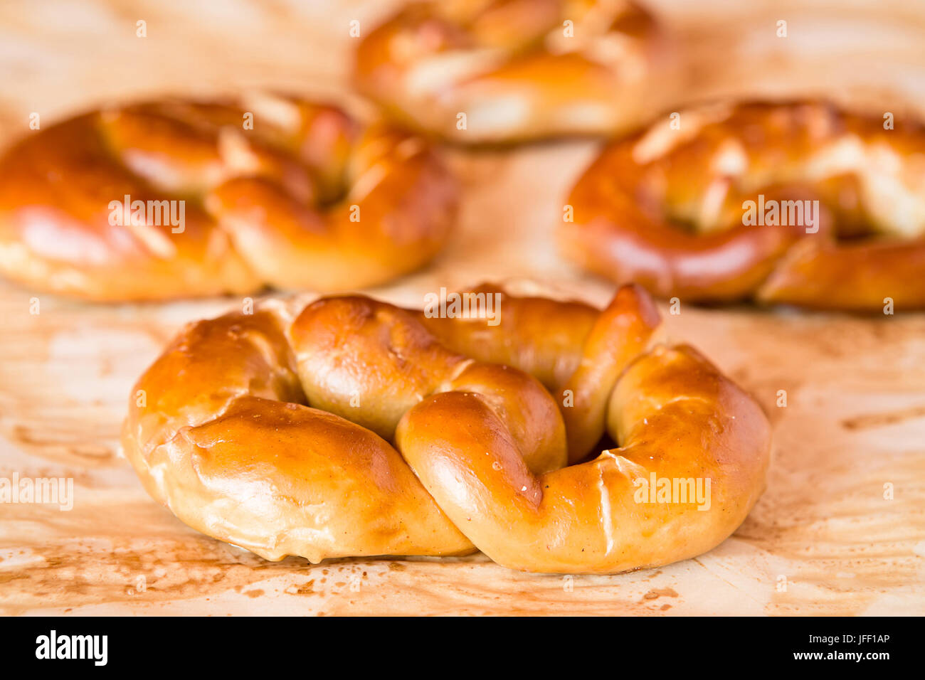 Cucinato pretzel sulla carta oleata Foto Stock