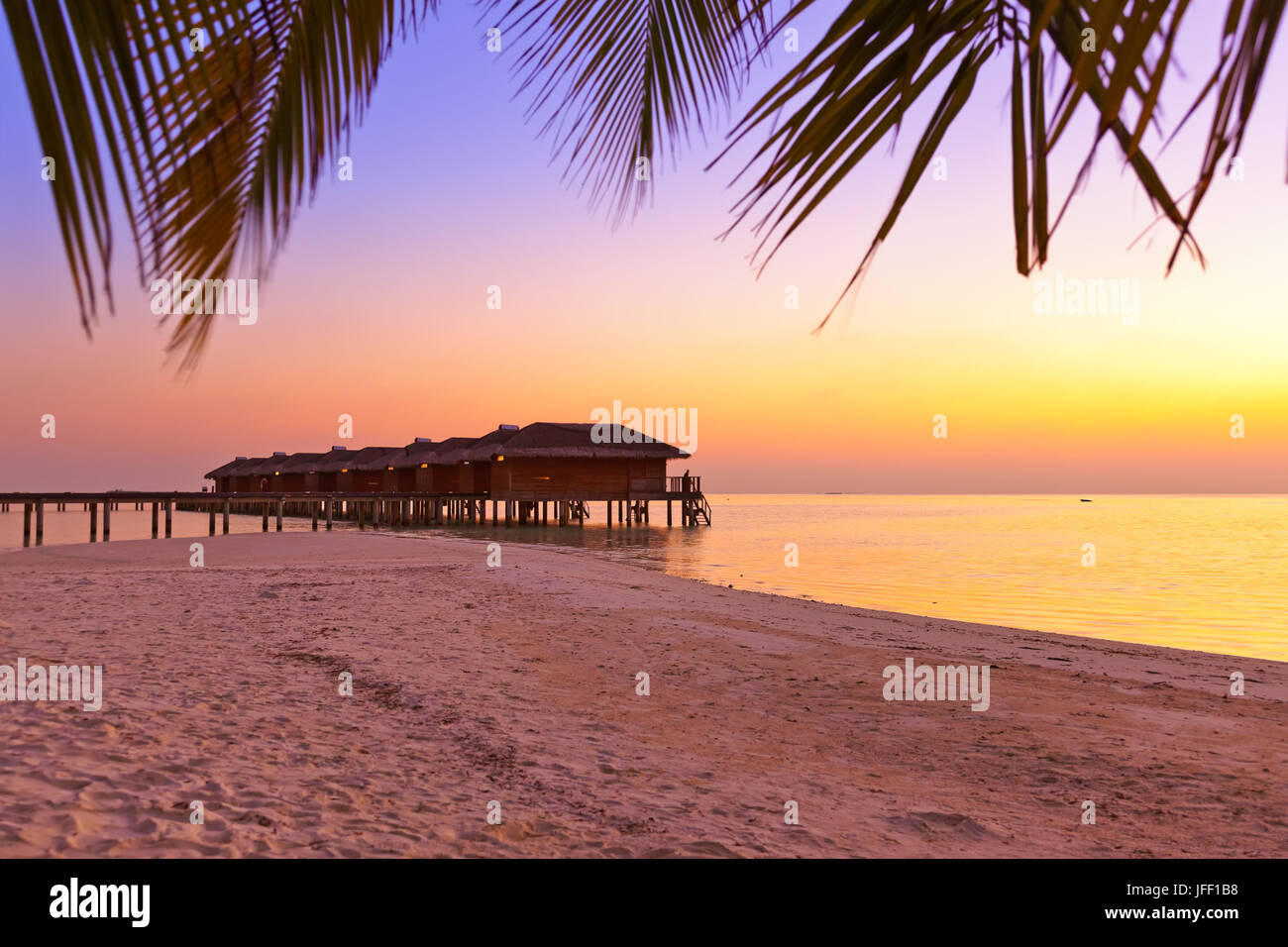 I bungalow sull'acqua sulle isole Maldive Foto Stock