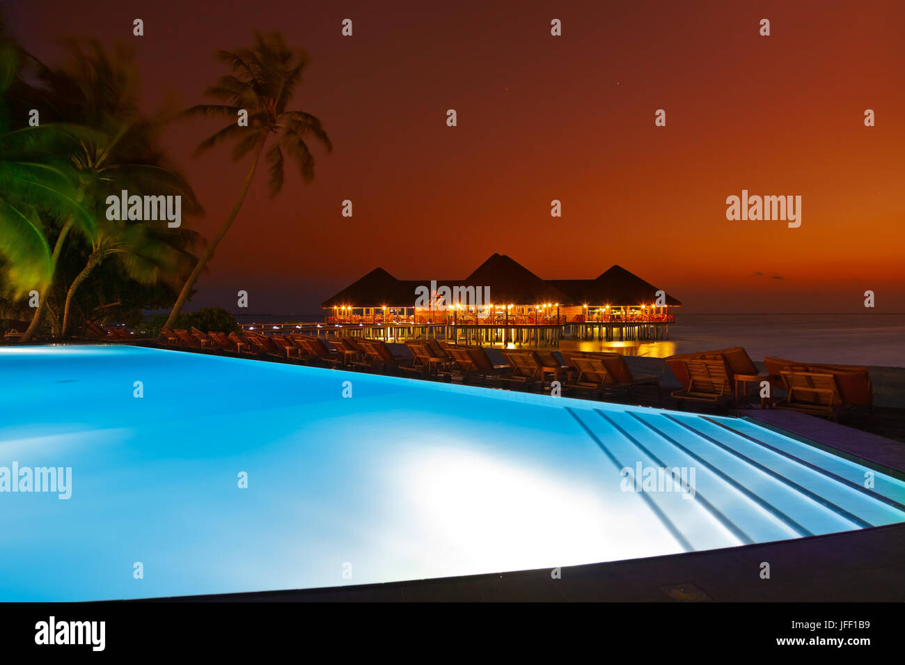 La piscina e il bar sulla tropicale Isola Maldives Foto Stock