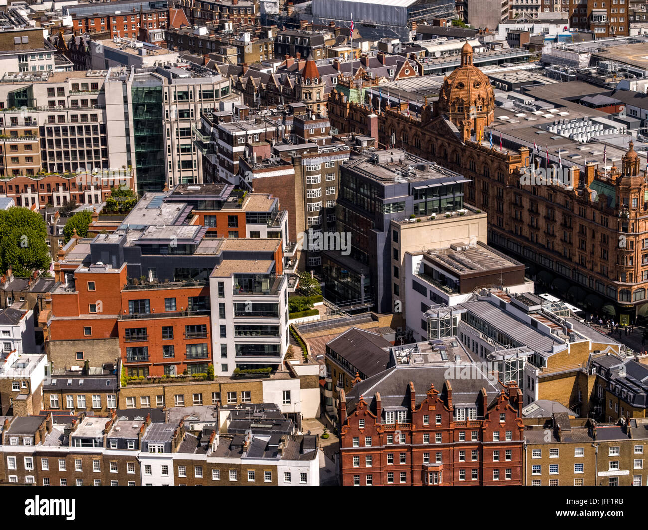 Vista aerea su Londra Inghilterra compresi magazzini Harrods. Harrods è un Luxury department store situato su Brompton Road nel quartiere di Knightsbridge, Londra. È Foto Stock