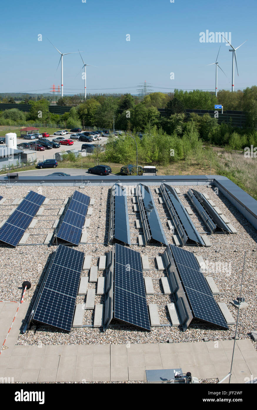 Germania Amburgo, HAW technolgy center CC4E con unità fotovoltaiche e Nordex wind farm Curslack / Deutschland, Amburgo, HAW Technologiezentrum CC4E, Dach mit Solaranlage PV, Hintergrund Windpark Curslack mit Nordex N117 Windkraftanlagen Foto Stock